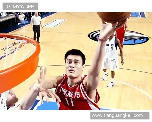 姚明在比赛中遭遇盖帽瞬间回顾与分析篮球场上的精彩对抗