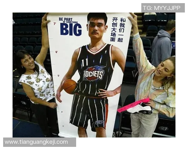 姚明日常生活中的真实瞬间展现他的魅力与亲和力