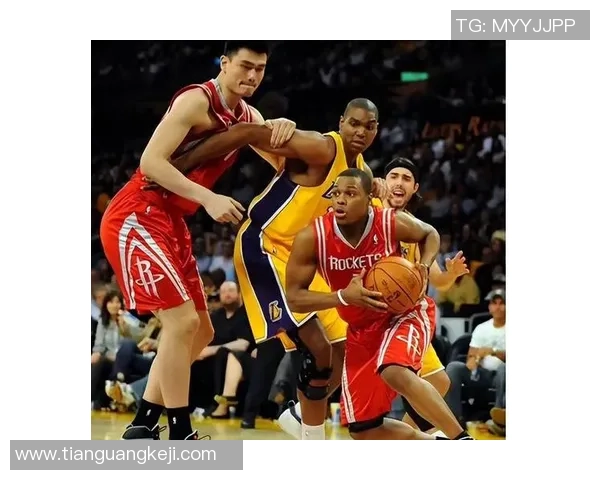 姚明追帽瞬间再现篮球场上英雄本色展现无与伦比的防守魅力与激情