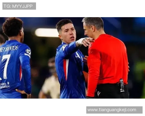 切尔西友谊赛大胜马竞争议判罚引发全场热议